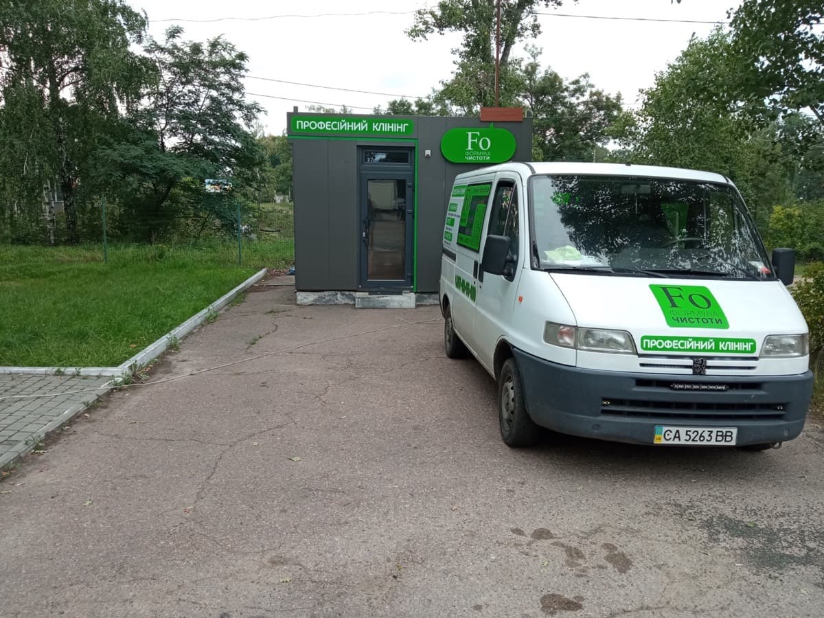 Автомобіль та офіс клінінгової компанії Формула Чистоти у Черкасах