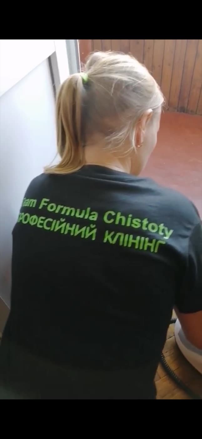 Клінер Формула Чистоти під час прибирання квартири у Черкасах